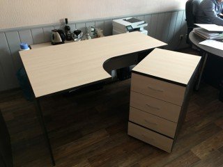 Угловой офисный стол с приставной тумбой