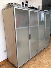 Низкий офисный шкаф со стеклянными матовыми дверцами